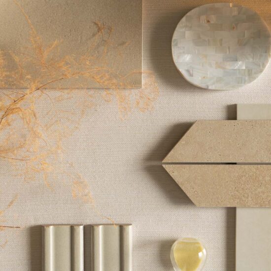 Composizione di materiali naturali: piatti in madreperla, foglie secche, e forme geometriche su sfondo neutro.